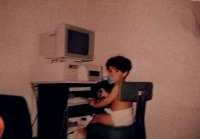 Mehdi à 2 ans en 1991, devant son premier ordinateur